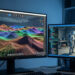 Illustration éditoriale d’un studio de jeu vidéo évaluant une agence IA, avec écrans montrant une vue 3D d’un moteur, des blocs abstraits évoquant du code et un personnage non-joueur dans une scène de test.