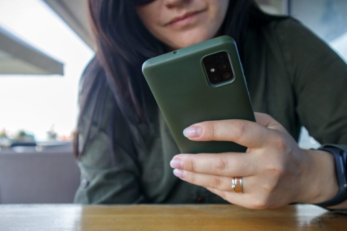 Différentes coques Samsung pour protéger un smartphone Galaxy.