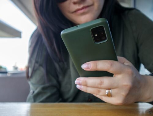 Différentes coques Samsung pour protéger un smartphone Galaxy.