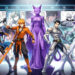 Illustration anime dynamique montrant quatre guerriers originaux, une divinité féline violette et un rival extraterrestre devant une frise chronologique lumineuse ornée d’icônes visuelles liées au manga, à l’animation et au jeu vidéo.